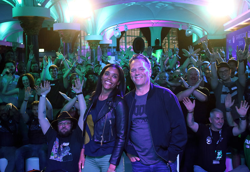 Fans posing at gamescom 2024.